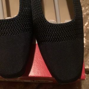 8 1/2 navy blue woven pump by Classique